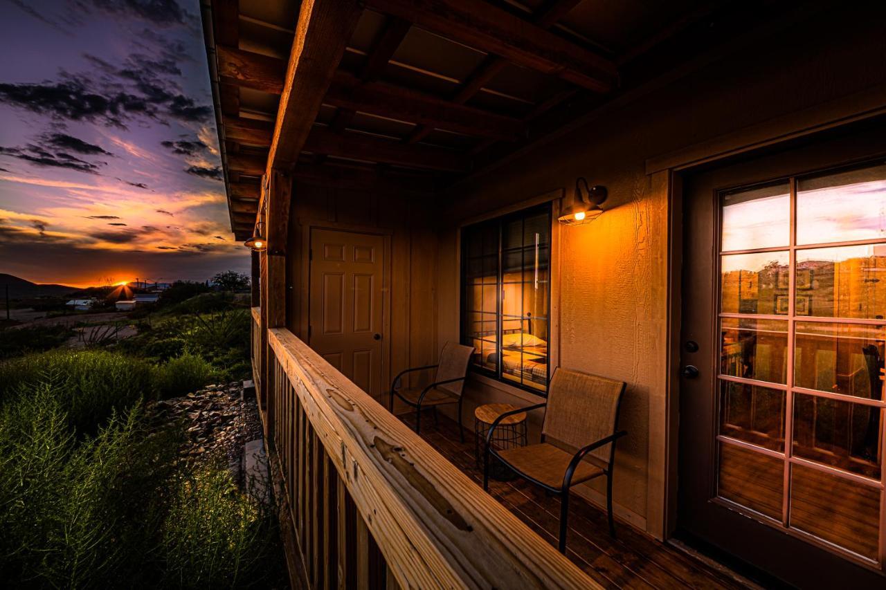 Miners Cabins #1 - Two Double Beds And Private Balcony トゥームストーン エクステリア 写真